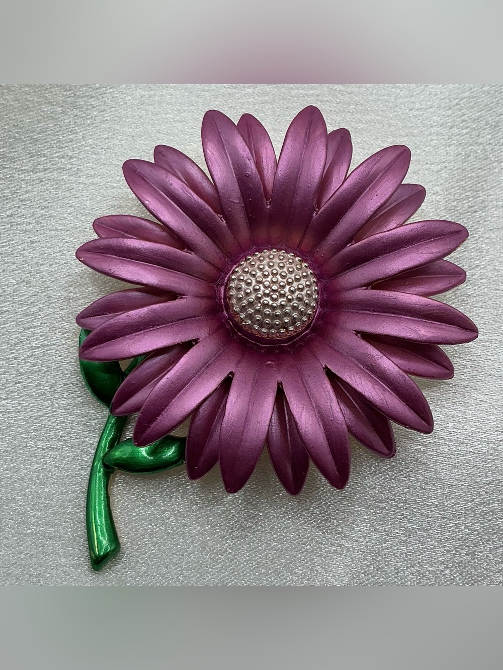 COLORFUL MAUVE AND GREEN LARGE DAISY BROOCH NWOT